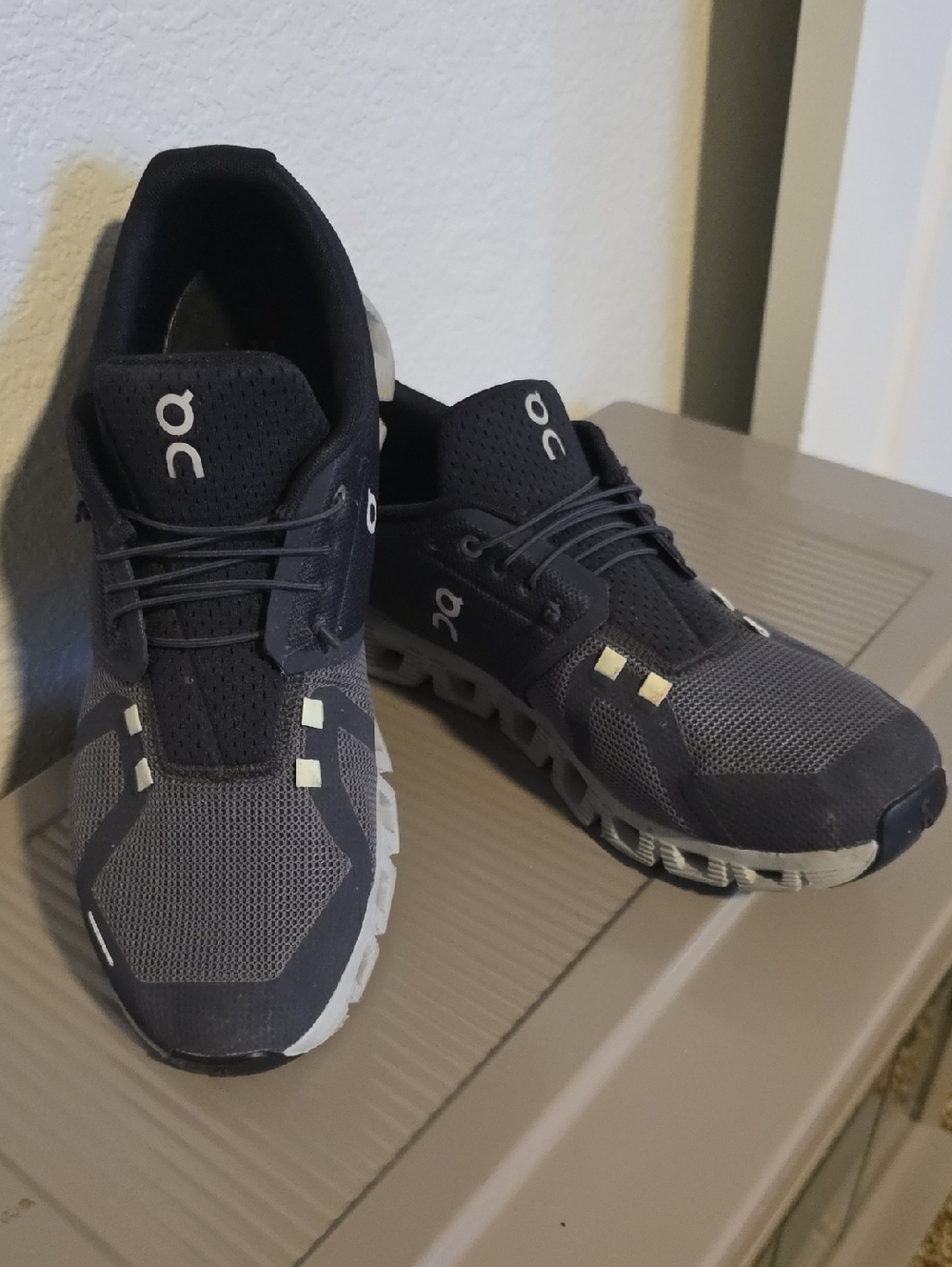 On Cloud 5 Running Men’s Athletic Shoes — Black & Gray